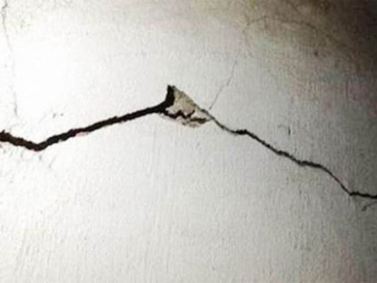 nứt tường nhà do yếu tố địa chất, suits.