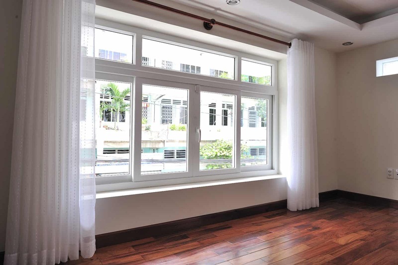 cửa sổ kích thước to nhỏ phụ thuộc vào hướng đặt cửa